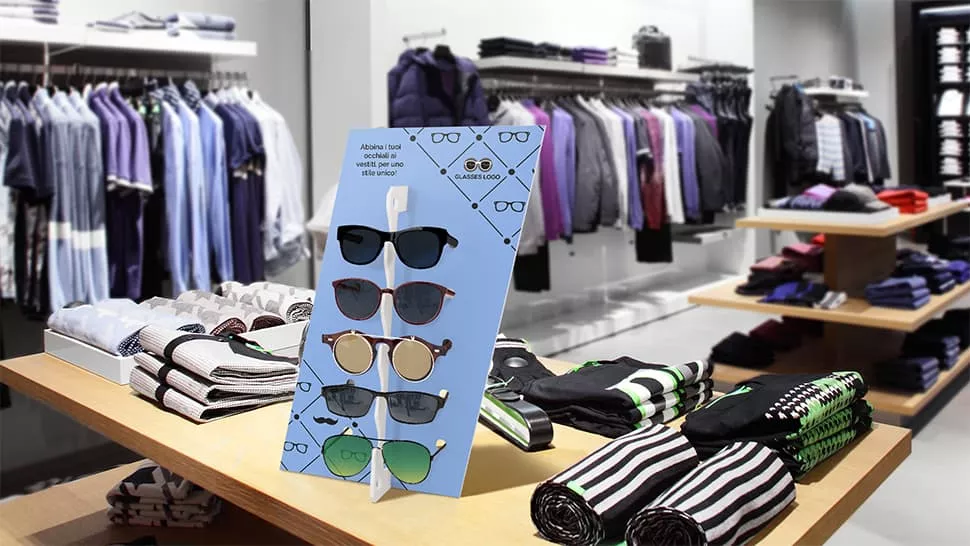 Espositore Diago bianco in un negozio di abbigliamento | tictac.it