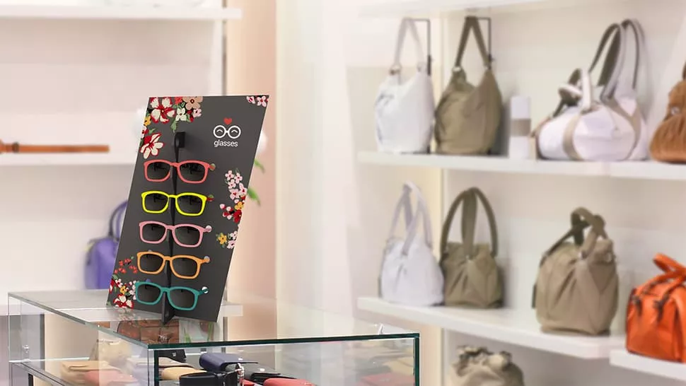 Espositore Diago nero in un negozio di accessori | tictac.it