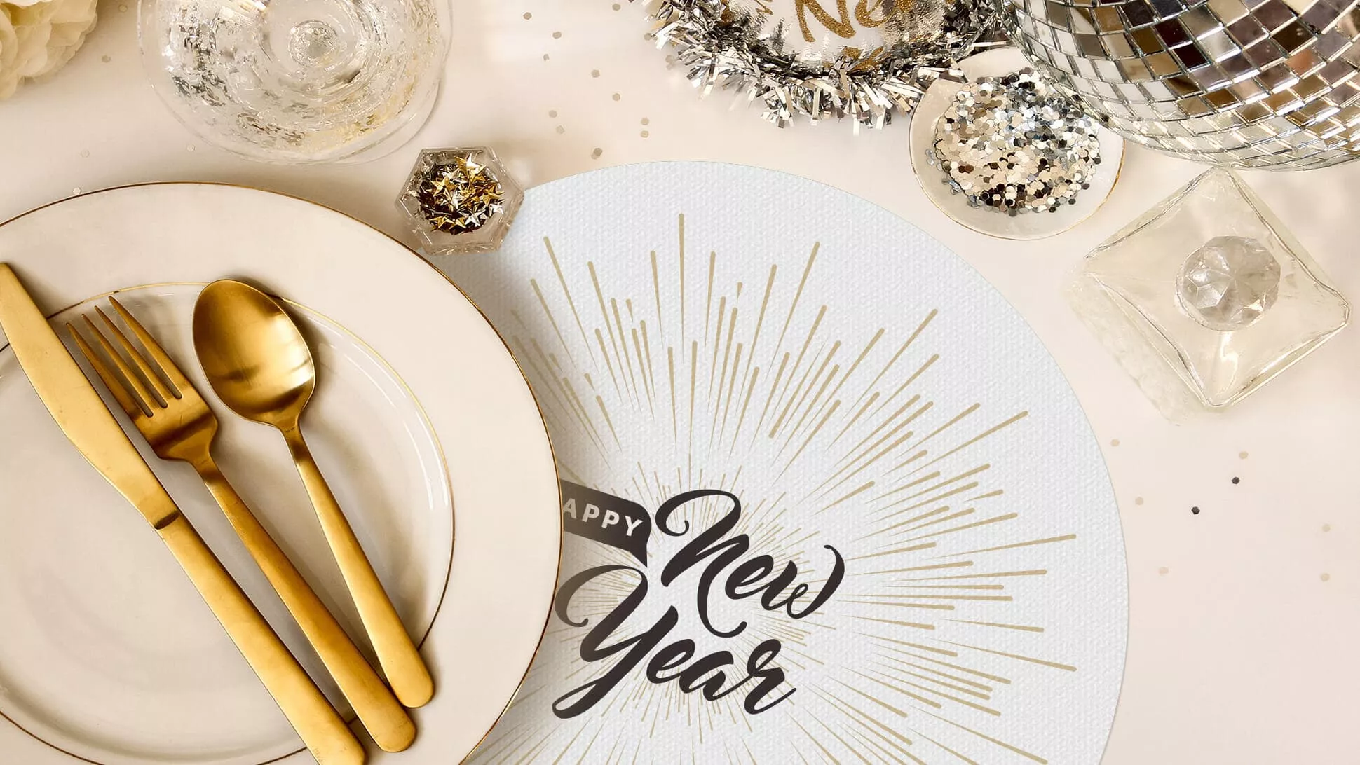 tovaglietta tonda bianca e oro per allestimento tavole Capodanno | tictac.it tovaglietta tonda bianca e oro per allestimento tavole Capodanno | tictac.it