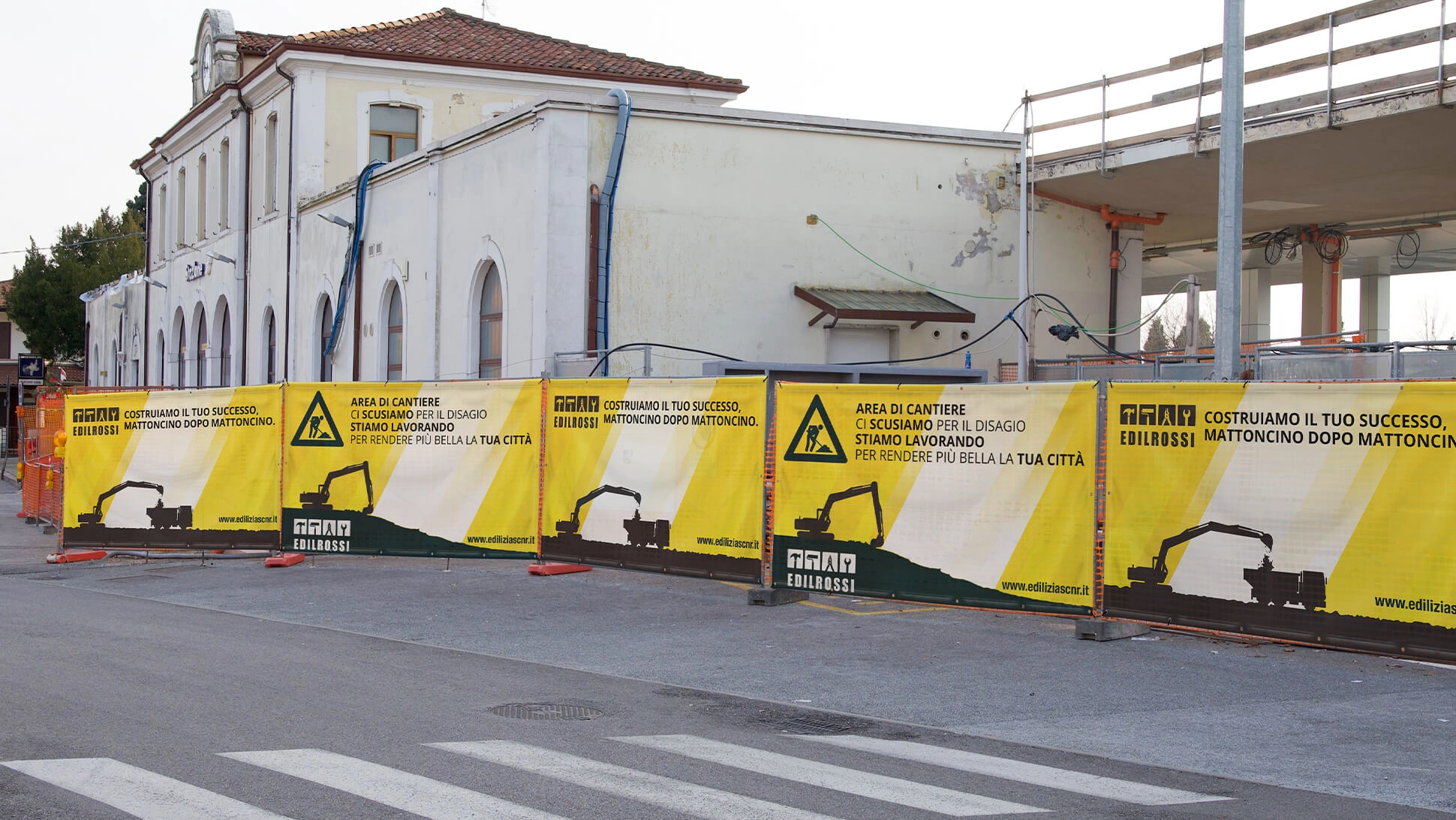 Banner 300x250 cm per lavori in corso in rete mesh microforata | tictac.it