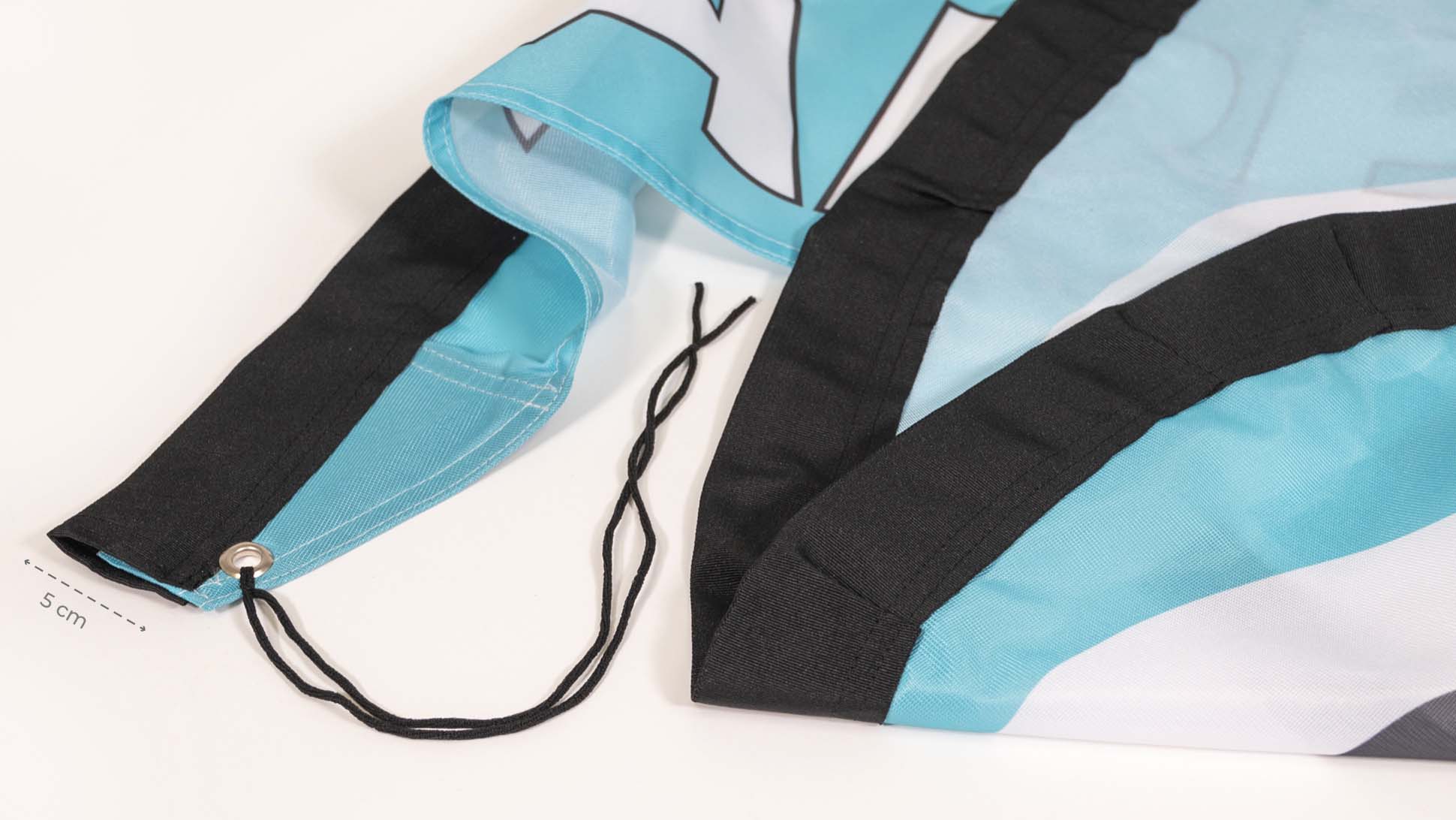 Dettaglio bandiera in poliestere per Guido | tictac.it Dettaglio bandiera in poliestere per Guido | tictac.it