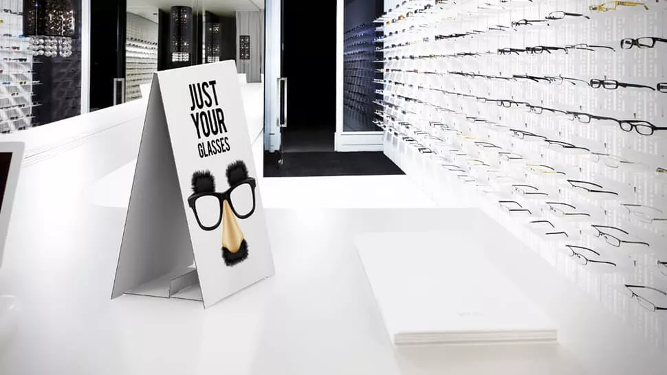 Display da banco bifacciale per promozione occhiali | tictac.it